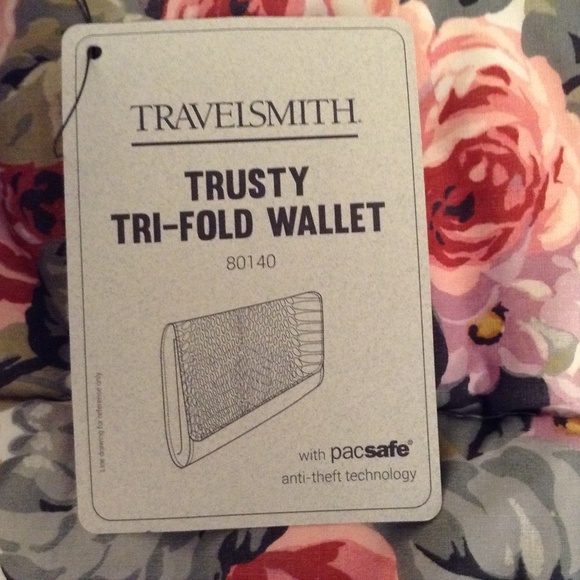 Travelsmith RFID Protected Wallet With Tags Never Used With a Few Nicks - Picture 4 of 9